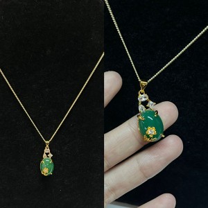 Opulent Green Jade Oval Pendant Halsband med vita zirkon accenter, guld-Pläterad miljö, eleganta kvinnor\\S smycken